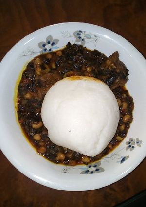 A picture of Tuwon shinkafa and bitterleaf soup.