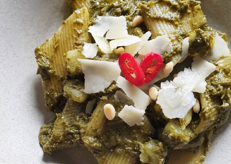 Recetta di Veloce Pesto di Cavolo nero, patate e pinoli ⭐