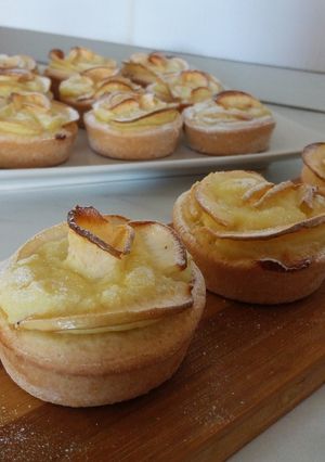 O poză a rețetei Mini tarte cu vanilie și mere.