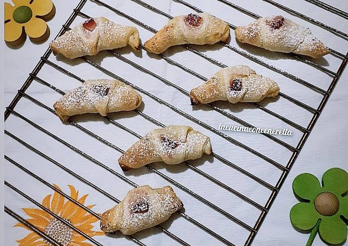 Cornetti di sfoglia con crema e fragole