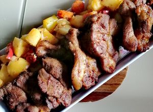 O poză a rețetei Ceafă de porc cu legume la cuptor.