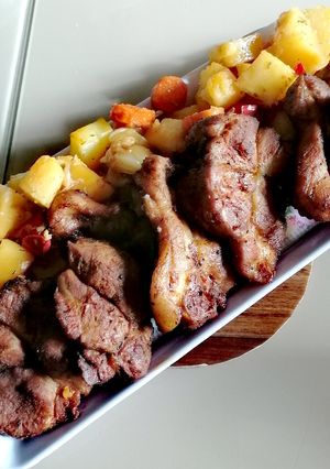 O poză a rețetei Ceafă de porc cu legume la cuptor.