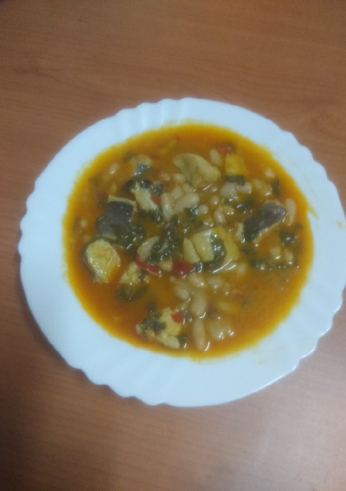 Una foto de Guiso de judías blancas con espinacas y merluza
