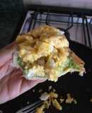 Pan con huevos revueltos y aguacate (palta)
