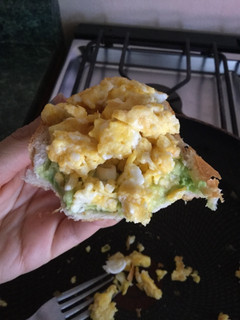 Una foto de Pan con huevos revueltos y aguacate (palta)