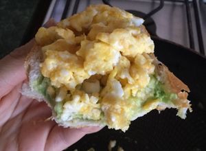 Una foto de Pan con huevos revueltos y aguacate (palta)