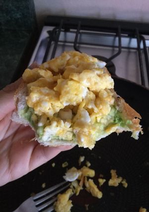 Una foto de Pan con huevos revueltos y aguacate (palta)