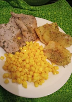 Una foto de Bisteck de cerdo con papas al horno
