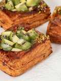 Hojaldres con crema de pistacho y kiwi