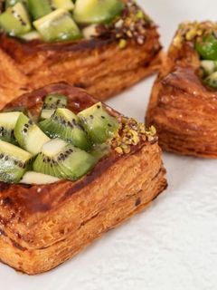 Una foto de Hojaldres con crema de pistacho y kiwi