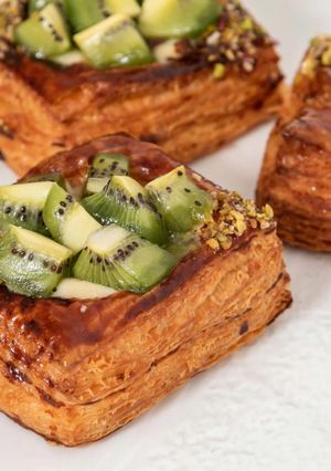 Una foto de Hojaldres con crema de pistacho y kiwi