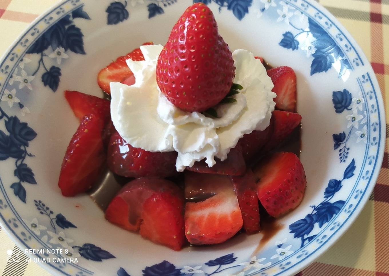 Fresas con una salsa de chocolate muy sencilla y la más rica