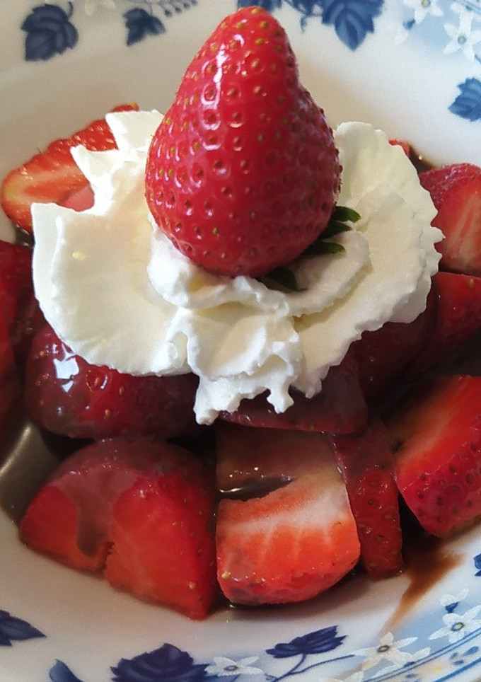 Una foto de Fresas con una salsa de chocolate muy sencilla y la más rica