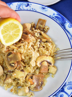 Una foto de Arroz integral con pollo y champiñones al limón