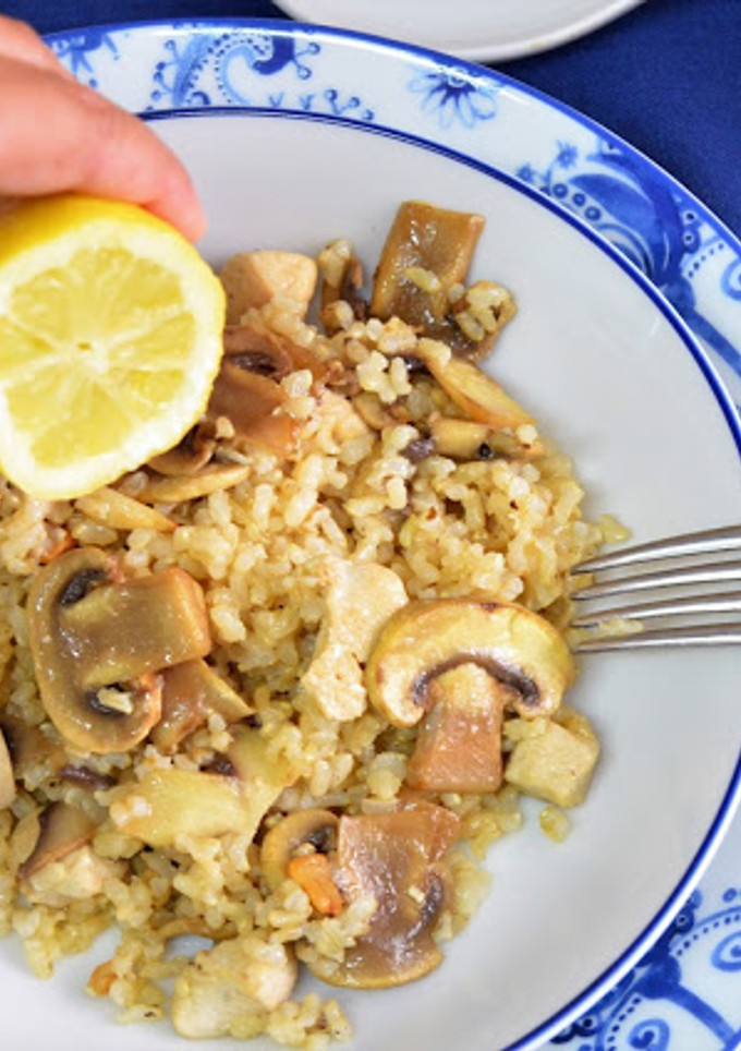 Una foto de Arroz integral con pollo y champiñones al limón