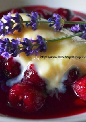 Une photo de Soupe de cerises noires et glace à la lavande du jardin