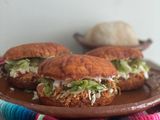 Pambazos de tinga de pollo
