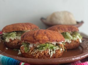 Una foto de Pambazos de tinga de pollo