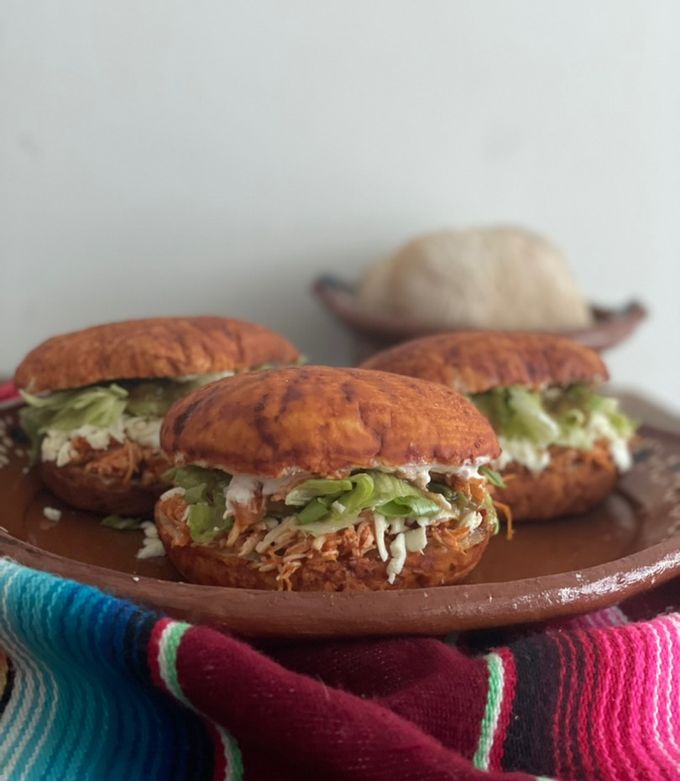 Una foto de Pambazos de tinga de pollo