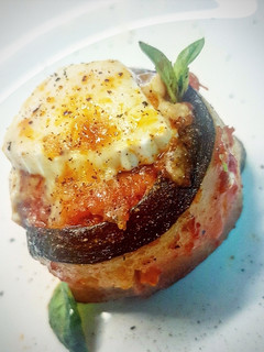 Una foto de Calabacín relleno con salsa de tomate y especias