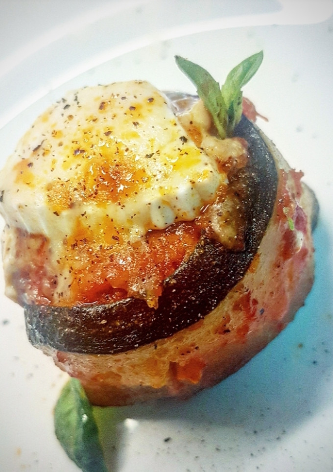Una foto de Calabacín relleno con salsa de tomate y especias