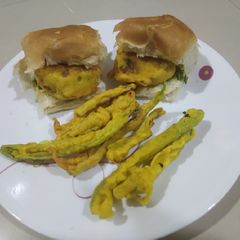 A picture of Vadapav.