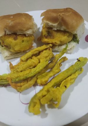 A picture of Vadapav.