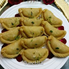 A picture of Gulabo gujhiyas /sweet Gujhiyas or chandrakala in gulkand flavour.