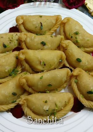 A picture of Gulabo gujhiyas /sweet Gujhiyas or chandrakala in gulkand flavour.
