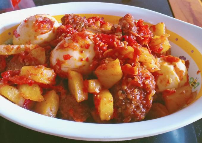 Balado Telur Ayam, Kentang, dan Paha Ayam Pedas Manis