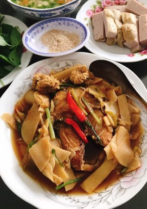 Hình của món Cá thu kho măng cay.