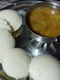 A picture of Idli sambhar.
