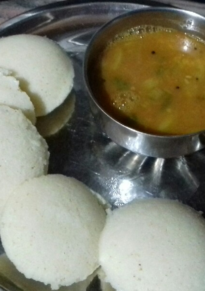 A picture of Idli sambhar.