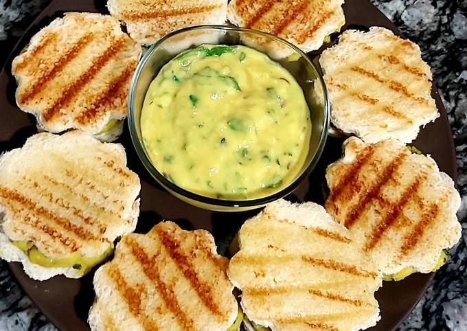 Bread coins with besan chutney😋