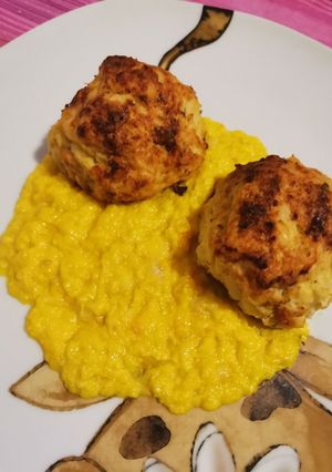 Foto di Polpette di cavolfiore su crema di merluzzo allo zafferano