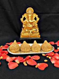 कोकोनट मोदक विथ पीनट बटर (Coconut Modak with peanut butter recipe in hindi) रेसिपी मुख्य फोटो