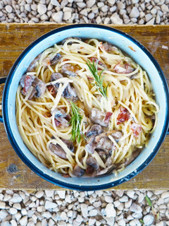 Una foto de Espaguettis con nata, bacon y champiñones