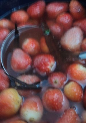 Una foto de Fresas Barrocas con especias en almíbar, un postre conventual