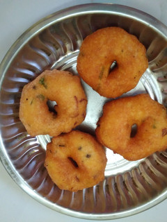 பொட்டேடோ மெது வடை (potato methu vadai recipe in tamil) செய்முறை முக்கிய புகைப்படம்