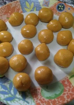A picture of Kesariya kaju pedha.