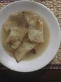 Sopa de pan con caldo de huesos
