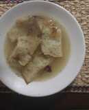 Sopa de pan con caldo de huesos