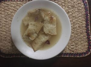 Una foto de Sopa de pan con caldo de huesos