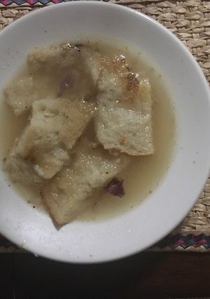 Una foto de Sopa de pan con caldo de huesos