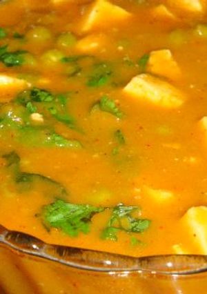 A picture of Green Peas And Cottage Cheese Curry.