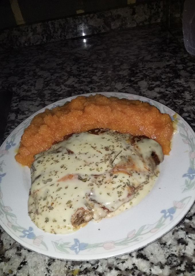 Una foto de Hígado napolitano con puré de zapallo