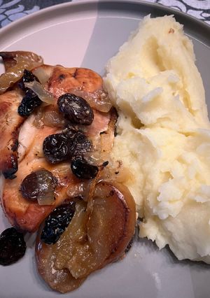 Una foto de Pechuga al horno con manzana y puré de patatas