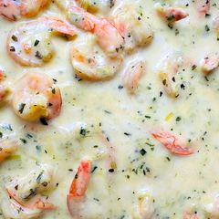 A picture of Shrimps in a leek sauce.