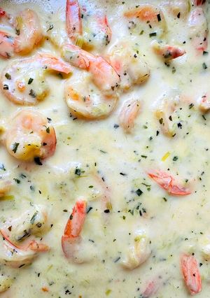 A picture of Shrimps in a leek sauce.
