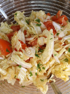 Una foto de Ensalada sencilla de col china con cilantro
